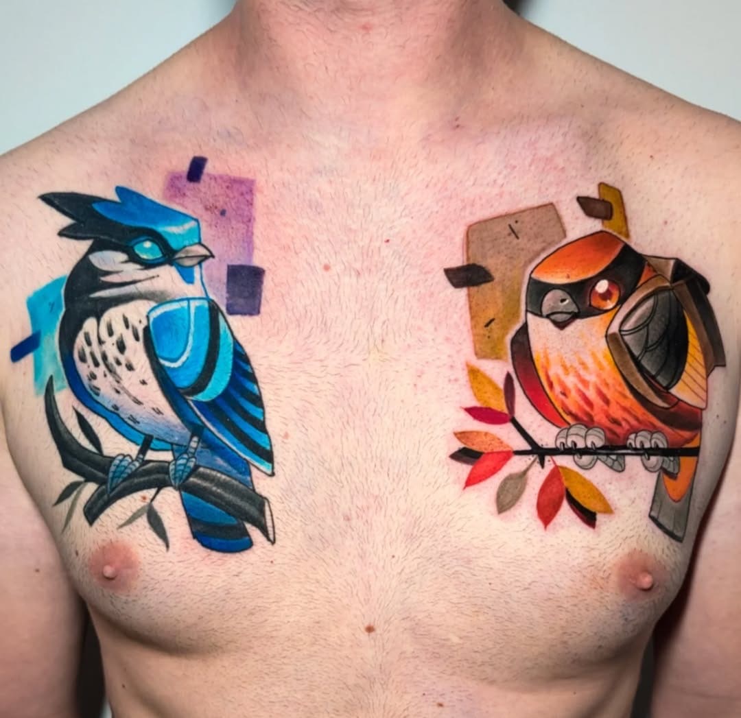 Zwei bunte Vogel Tattoos mit geometrischen Elementen auf männlicher Brust